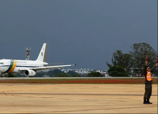 Avião presidencial arremete ao tentar pousar em Sorocaba