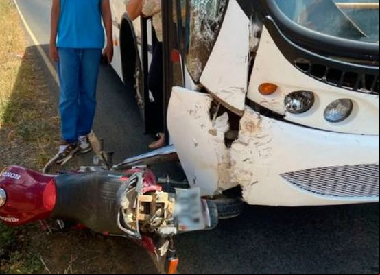Colisão entre ônibus escolar e motocicleta deixa ferido na BA-148, em Ibititá