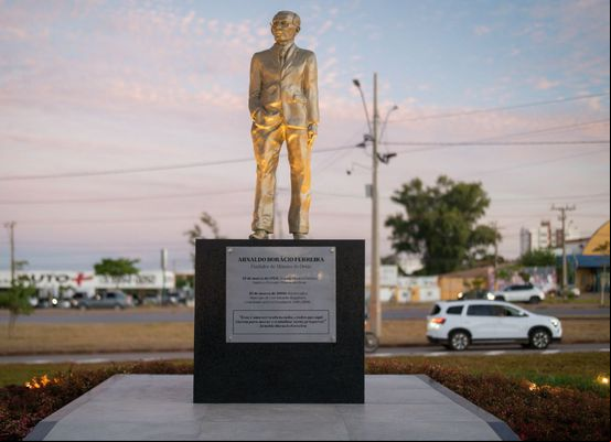 LEM: Prefeito Junior Marabá celebra legado de Arnaldo Horácio Ferreira com inauguração de monumento