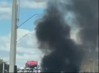 Manifestantes bloqueiam BA-052 em Central para exigir transferência urgente de bebê para Salvador