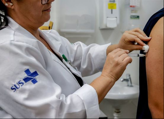 Ministério da Saúde amplia idade para receber vacina contra a dengue